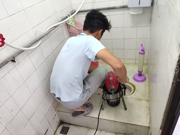 云梦管道堵塞冒臭气 专业师傅现场解决问题